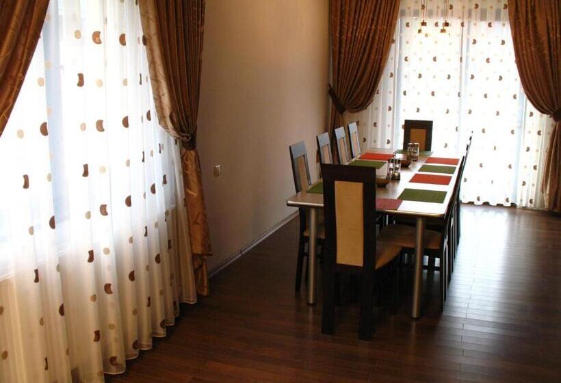 پانسیون Sun House