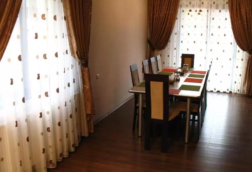 پانسیون Sun House