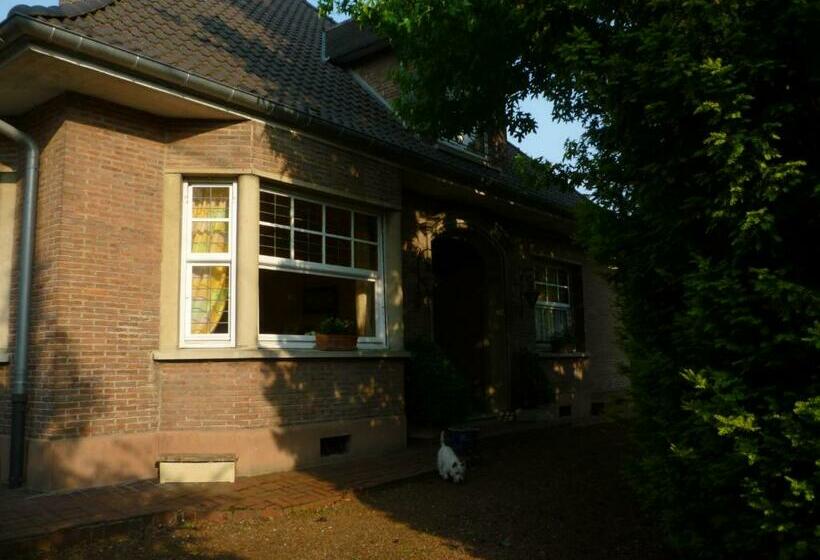 تختخواب و صبحانه Au Vieux Cèdre