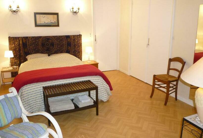 تختخواب و صبحانه Au Vieux Cèdre