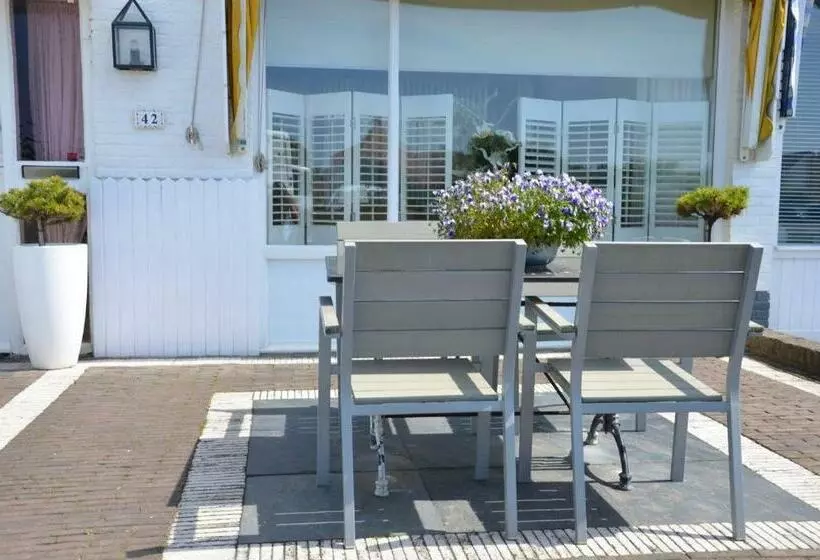 تختخواب و صبحانه Pension  T Hofje 350 Meter Van Het Strand