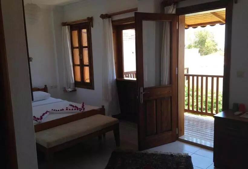 تختخواب و صبحانه The White House Kalkan