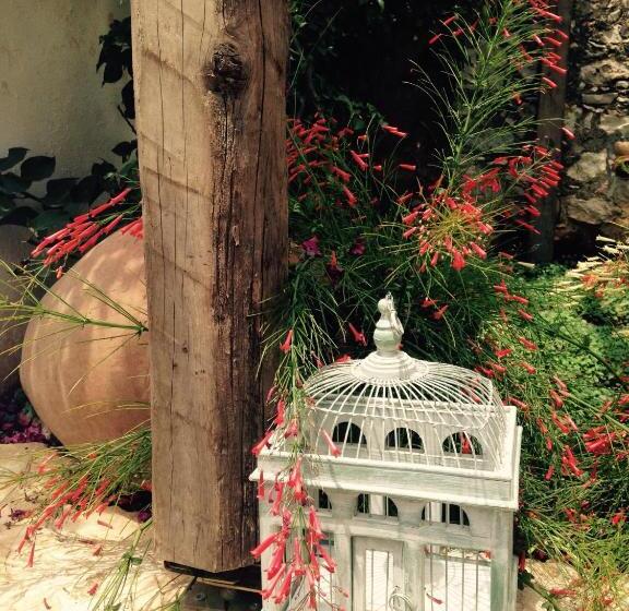 تختخواب و صبحانه The White House Kalkan