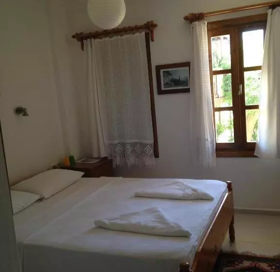 تختخواب و صبحانه The White House Kalkan