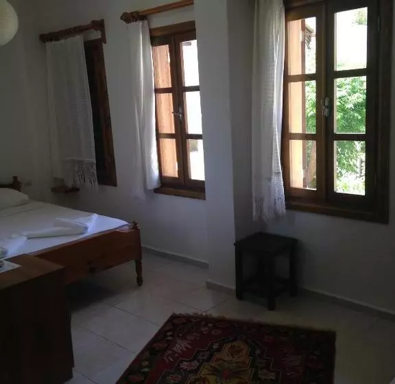 تختخواب و صبحانه The White House Kalkan