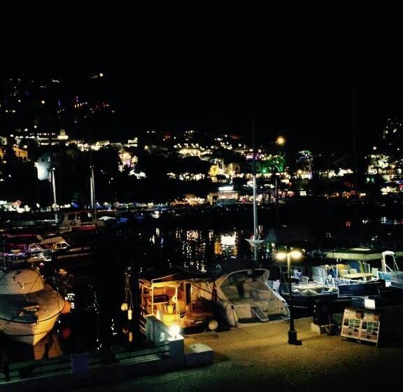 تختخواب و صبحانه The White House Kalkan