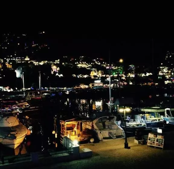 تختخواب و صبحانه The White House Kalkan