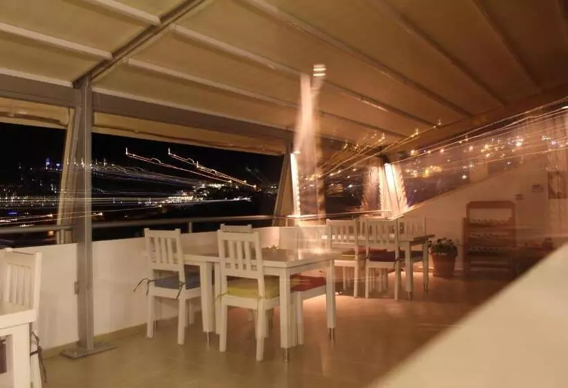 تختخواب و صبحانه The White House Kalkan