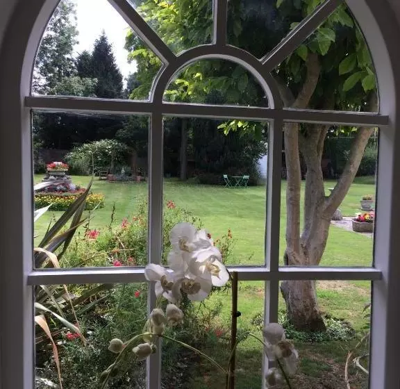 تختخواب و صبحانه Little Manor