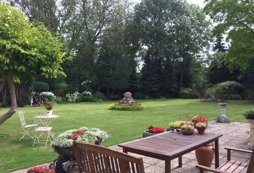 تختخواب و صبحانه Little Manor