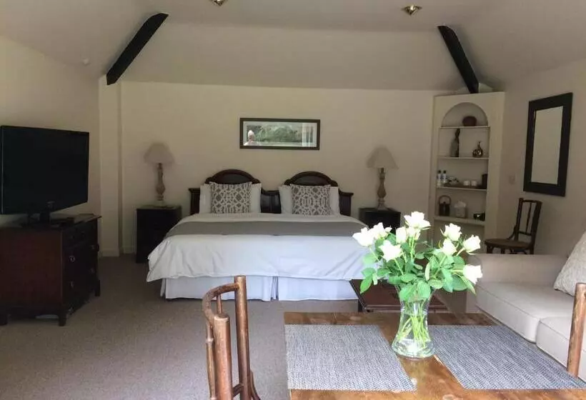 تختخواب و صبحانه Little Manor