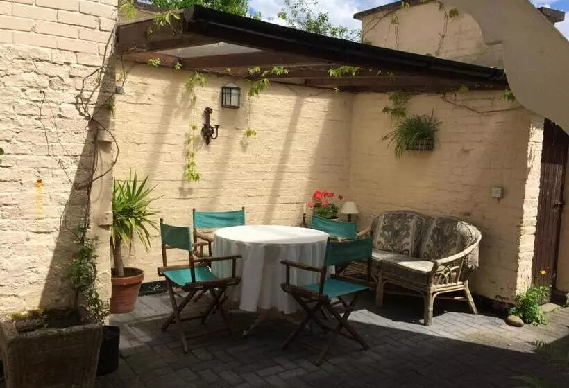 تختخواب و صبحانه Little Manor