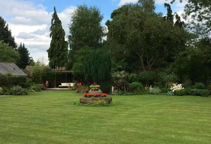 تختخواب و صبحانه Little Manor