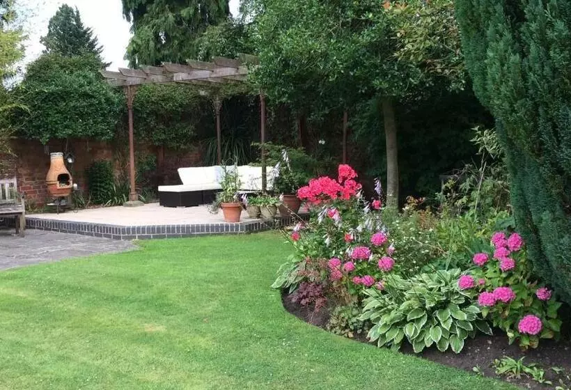تختخواب و صبحانه Little Manor