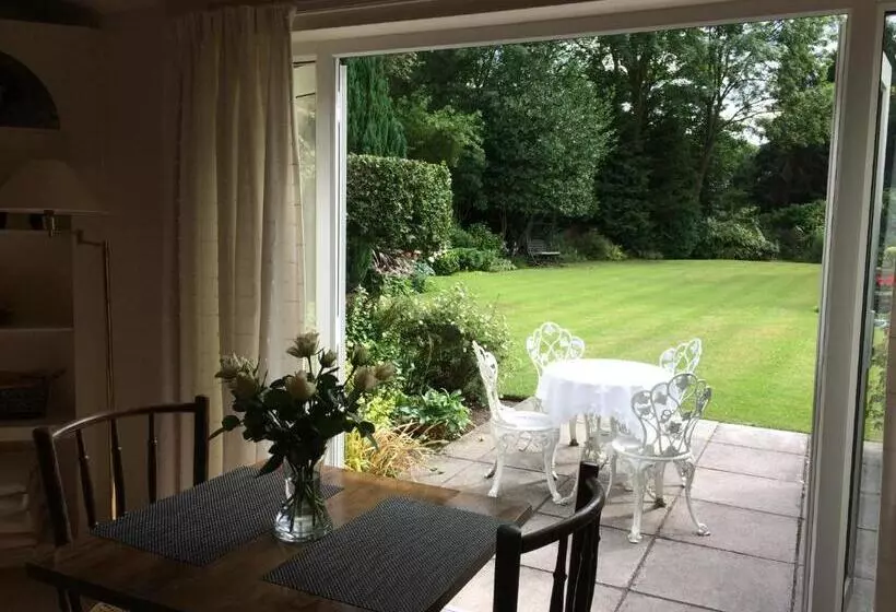 تختخواب و صبحانه Little Manor