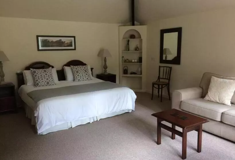 تختخواب و صبحانه Little Manor