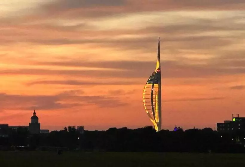 هتل Ashbys Accommodation & Spa Hire