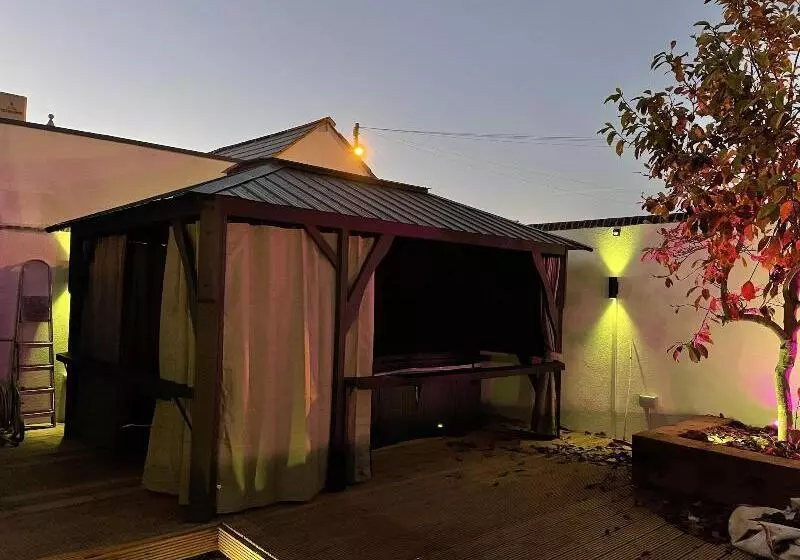 هتل Ashbys Accommodation & Spa Hire