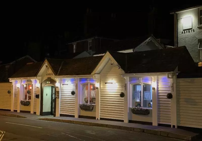 هتل Ashbys Accommodation & Spa Hire