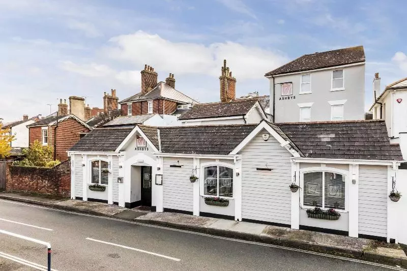 هتل Ashbys Accommodation & Spa Hire