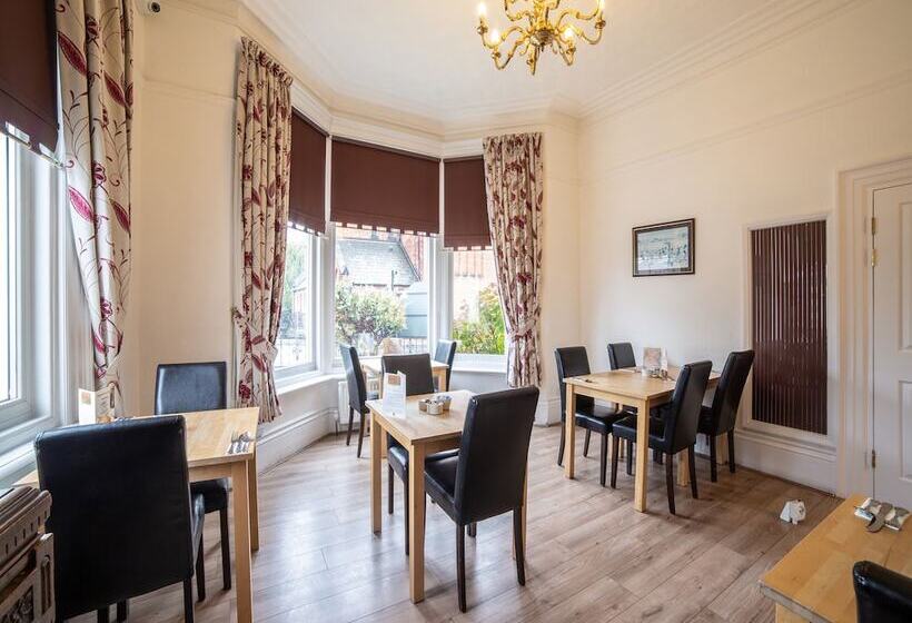 فندق The Douglas