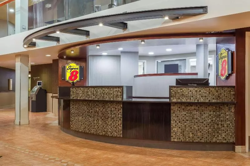 فندق Super 8 By Wyndham Sherwood Park/edmonton Area