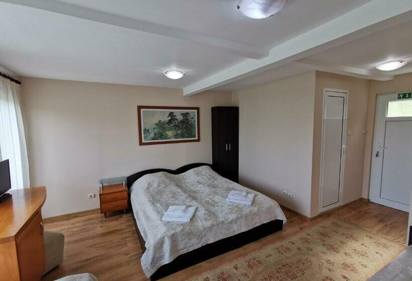 פנסיון Villa Aqua