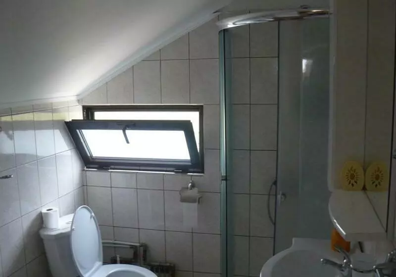 هتل Pensiunea ,,la Struti