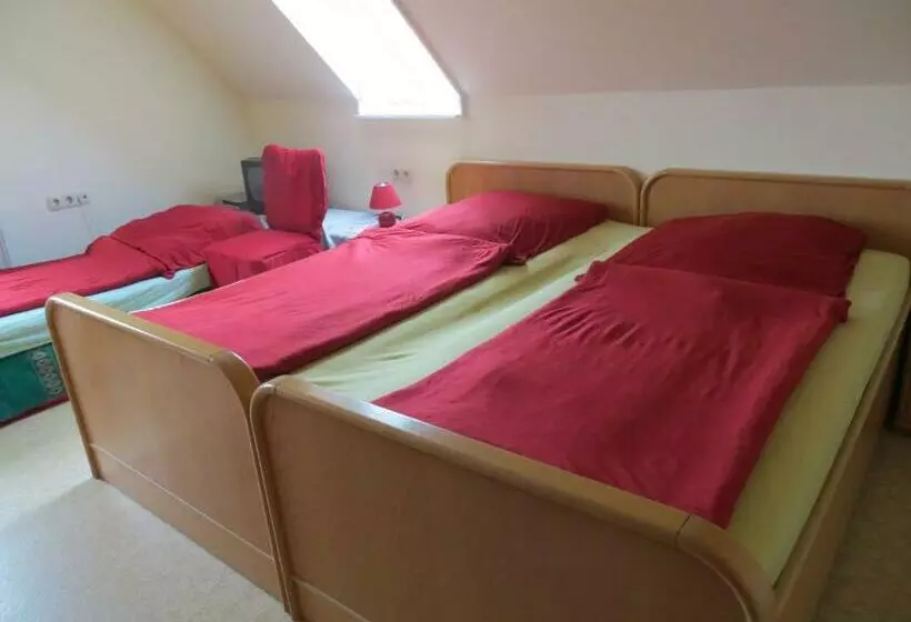 Hotelli Gasthofmetzgerei Rotes Ross