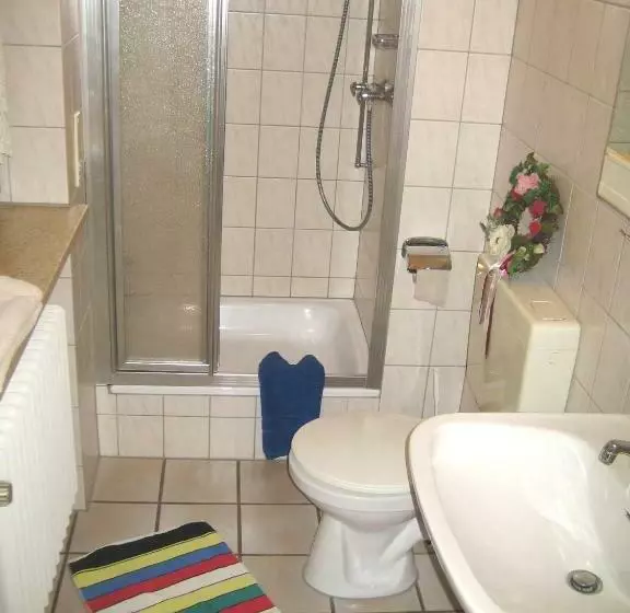 Hotelli Gasthofmetzgerei Rotes Ross