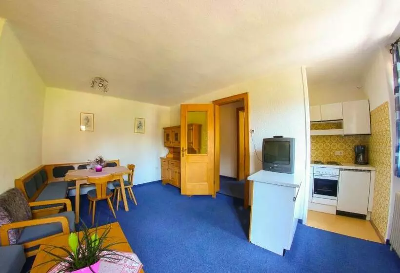 Retkeilymaja Pension Kröll