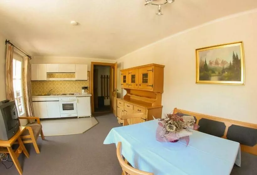 Retkeilymaja Pension Kröll