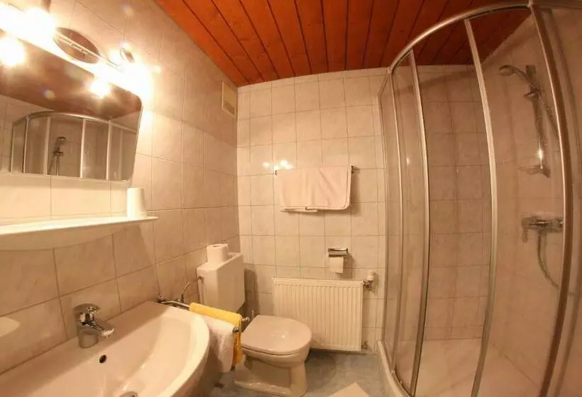 Retkeilymaja Pension Kröll