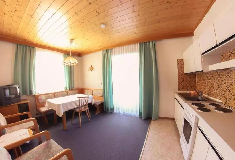 Retkeilymaja Pension Kröll