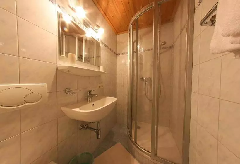 Retkeilymaja Pension Kröll