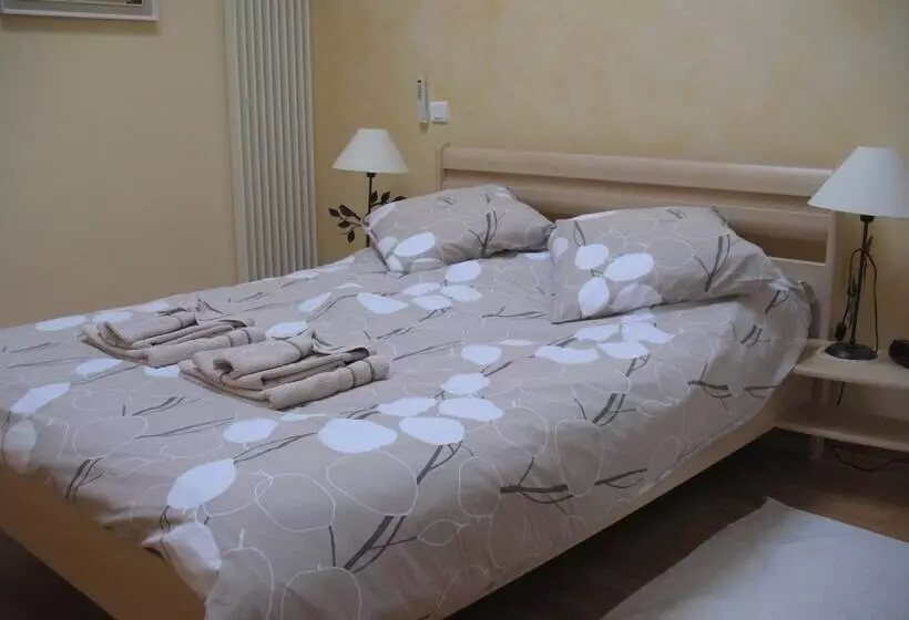 Aamiaismajoitus (B&B) Chambres D Hôtes Le Mûrier