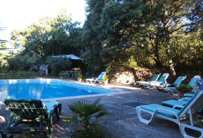 مبيت وإفطار La Radassière