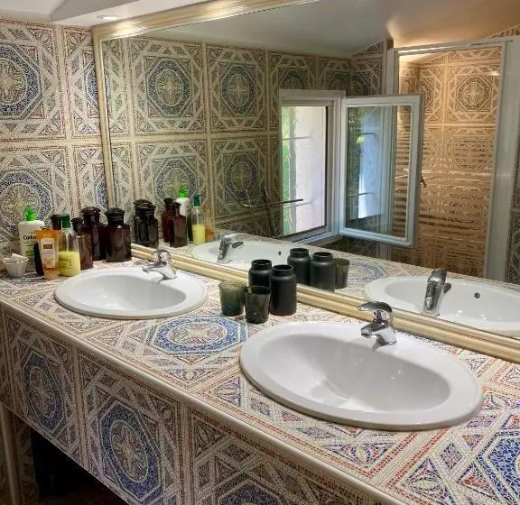 Aamiaismajoitus (B&B) Villa Des Roses