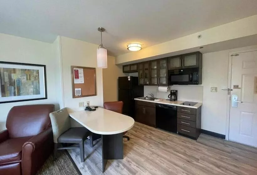 Отель Candlewood Suites Secaucus, An Ihg