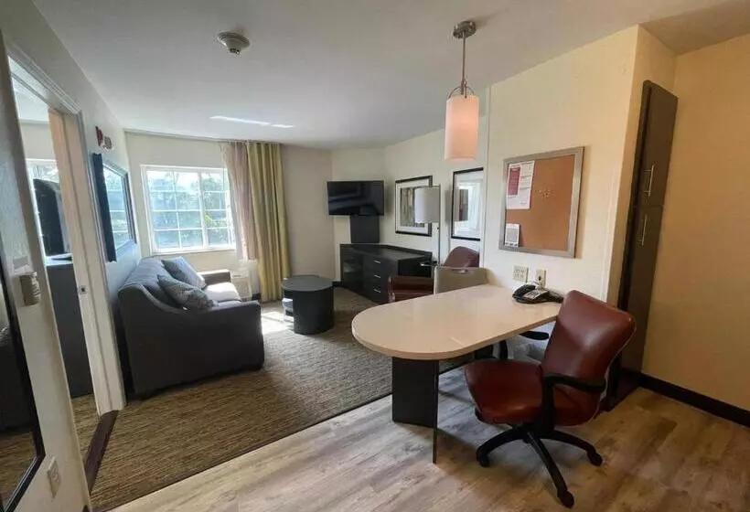 Отель Candlewood Suites Secaucus, An Ihg