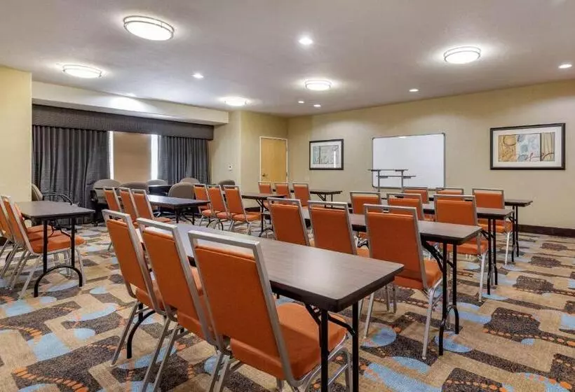 هتل Comfort Suites