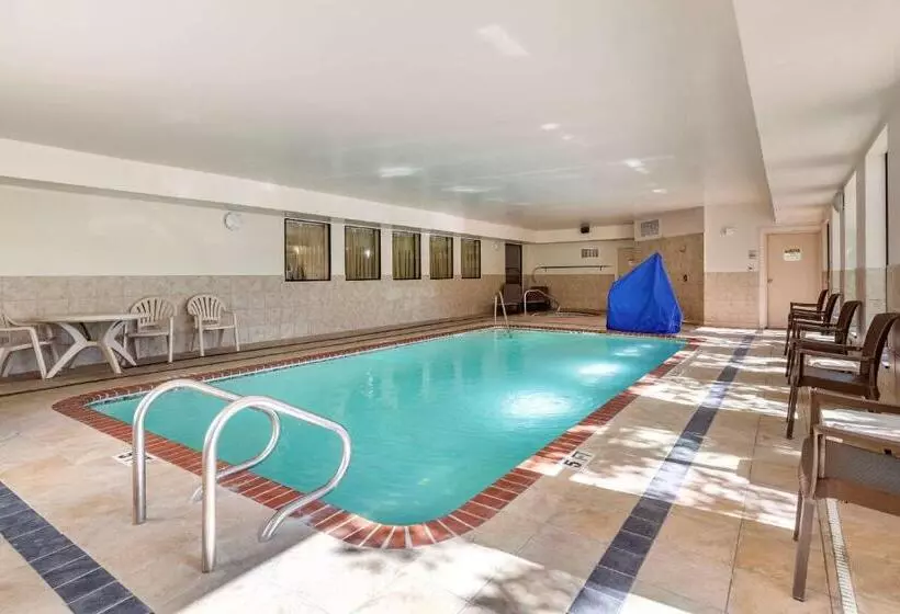 هتل Comfort Suites