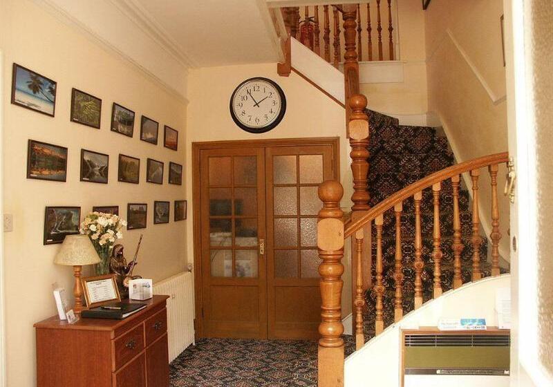 فندق Gatwick Turret Guest House