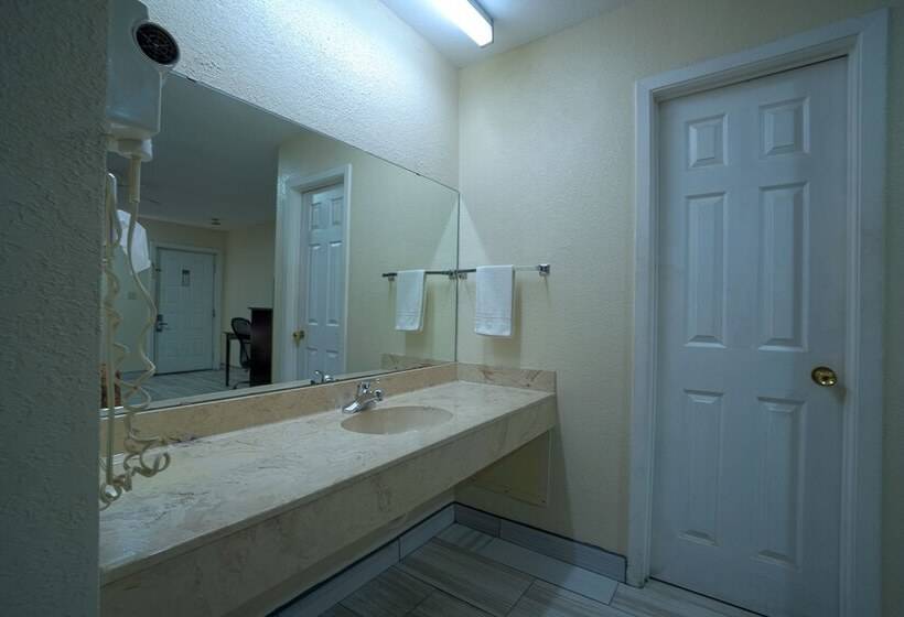 בית מלון כפרי Texas Inn San Benito Near Harlingen