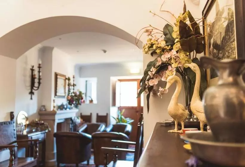 Casa Amarela Th & National Monument