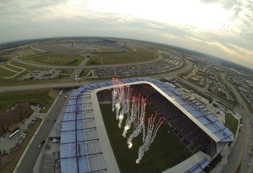 בית מלון כפרי Best Western Plus Kc Speedway Inn & Suites