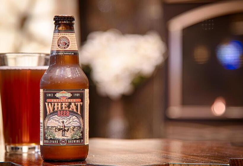 בית מלון כפרי Best Western Plus Kc Speedway Inn & Suites