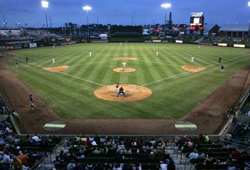 בית מלון כפרי Best Western Plus Kc Speedway Inn & Suites