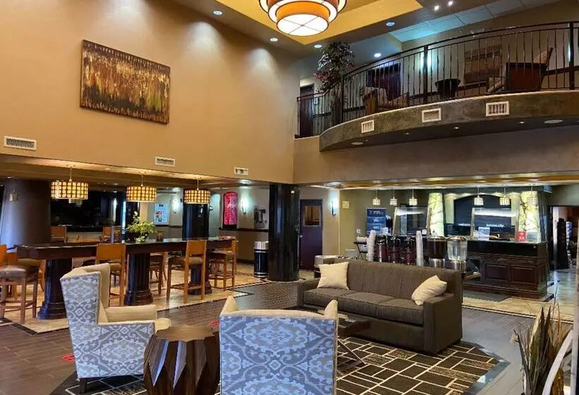 ホテル Best Western Plus Kc Speedway Inn & Suites