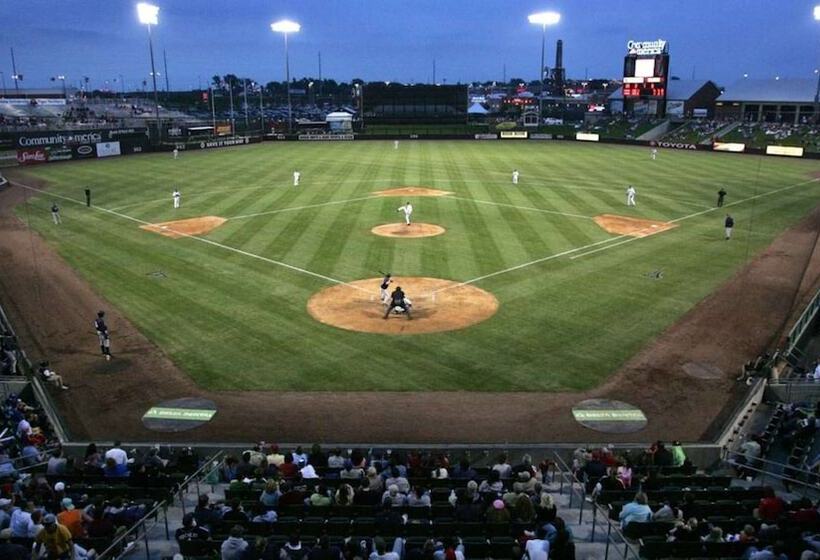 בית מלון כפרי Best Western Plus Kc Speedway Inn & Suites